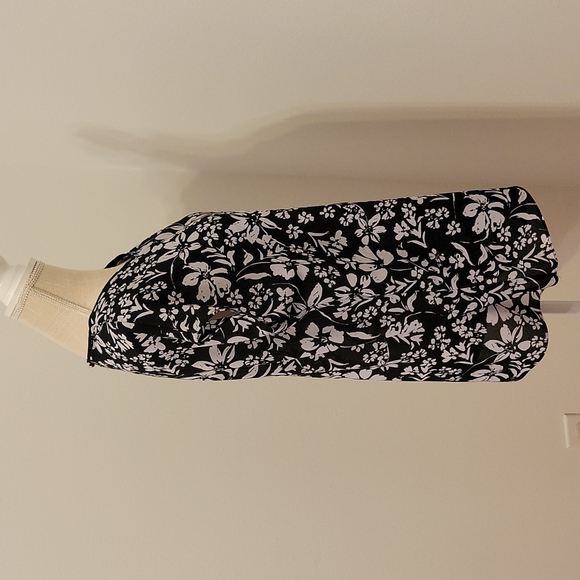 Liz Claiborne Career Black & White Faux Wrap Top in size Large - Picture 3 of 8